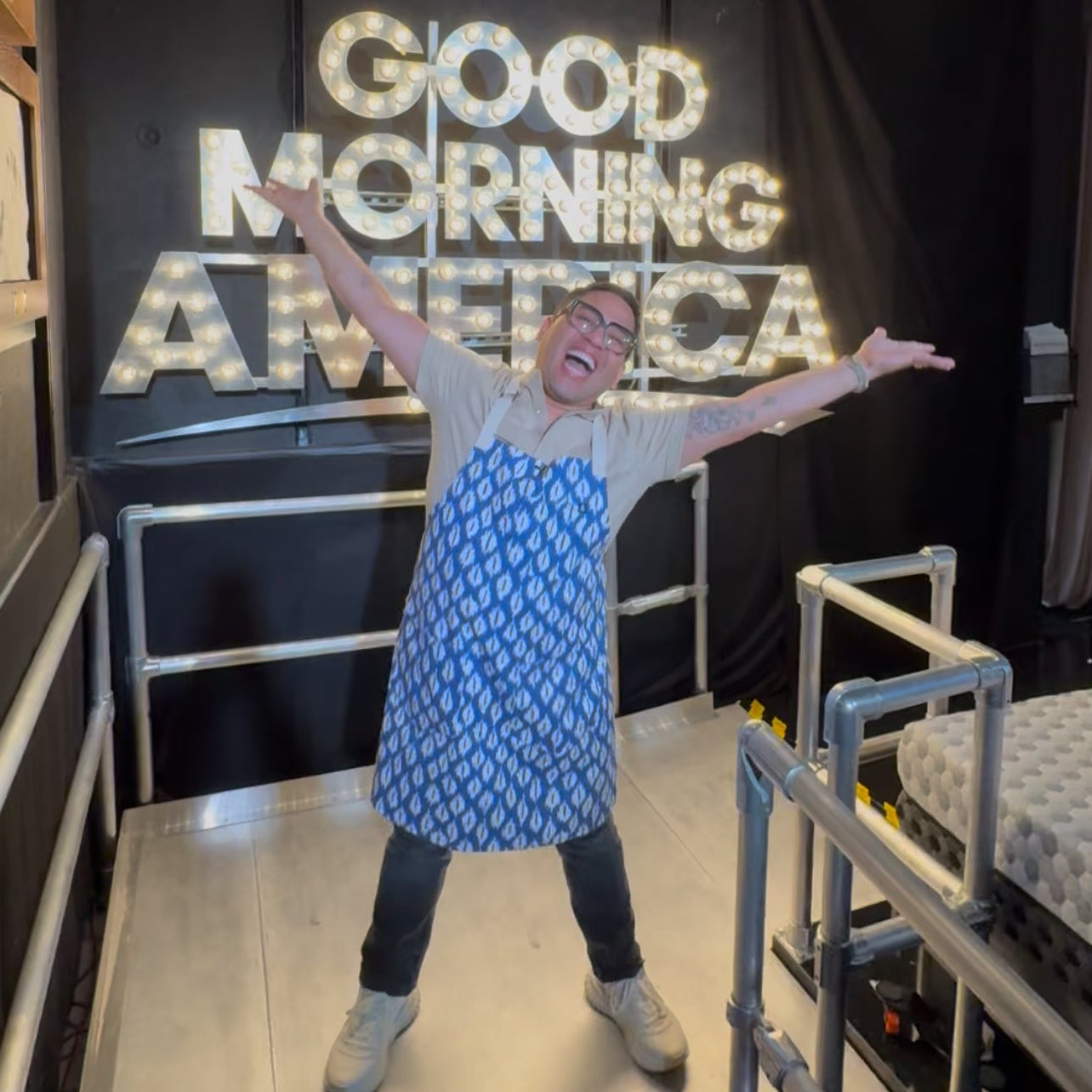 HEDLEY & BENNETT FAMILY THAI ARNOLD MYINT COLLABORATION APRON